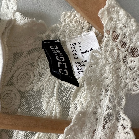 Divided off white lace sleeveless short dress - size 4 - Picture 4 of 6